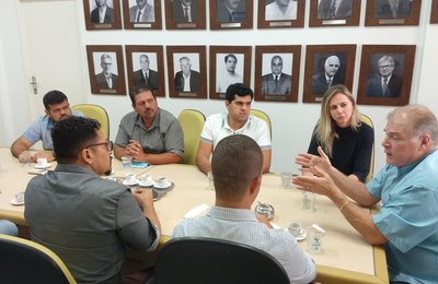 Casal apresenta providências para melhoria do abastecimento em Piaçabuçu prefeito e vereadores