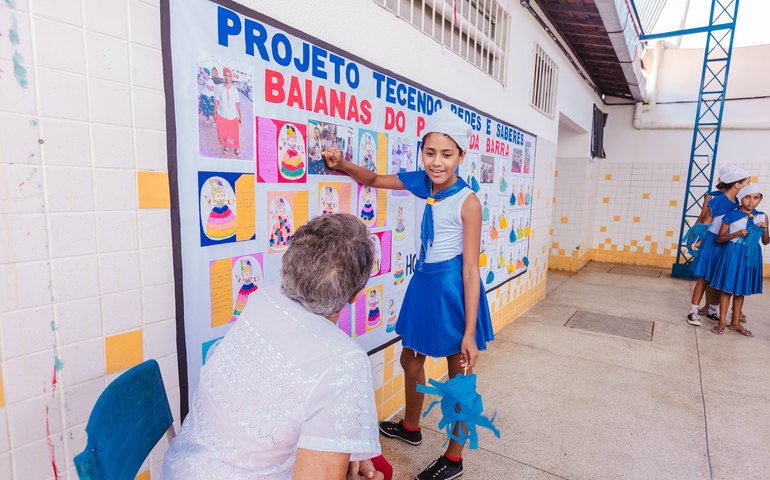 Estudantes homenageiam grupo de baianas do Pontal da Barra