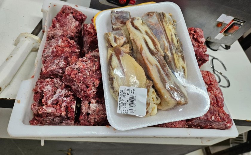 Vigilância Sanitária apreende 120 kg de carne estragada em supermercados de Maceió