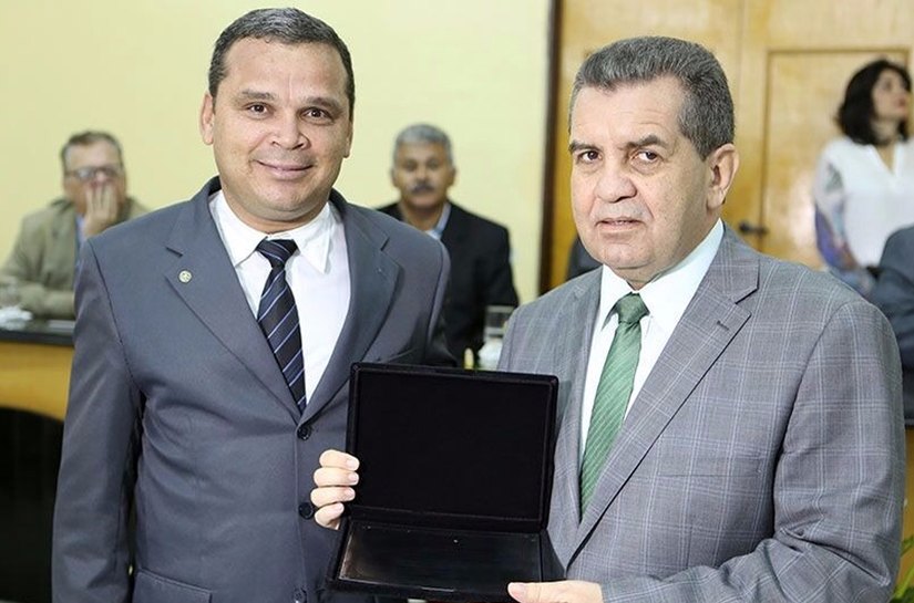 Washington Luiz recebe comenda de cidadão de Santana do Ipanema