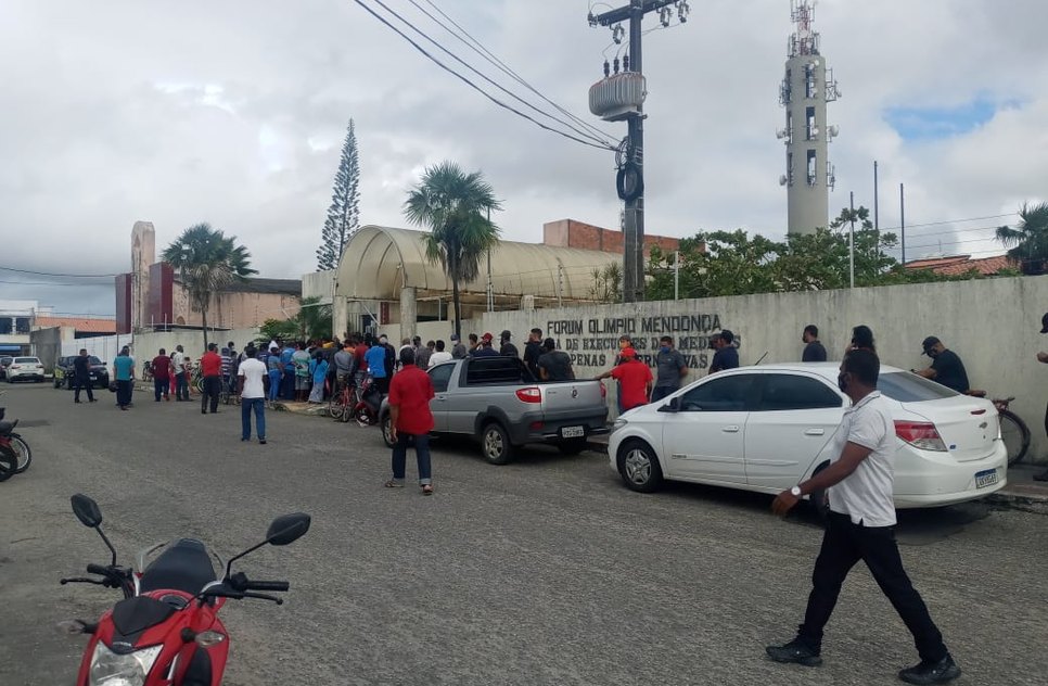 Tribunal de Justiça têm aglomeração na fila durante retomada das atividades