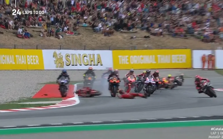 Espargaró vence etapa da Catalunha da MotoGP; Bagnaia é atropelado em acidente na largada