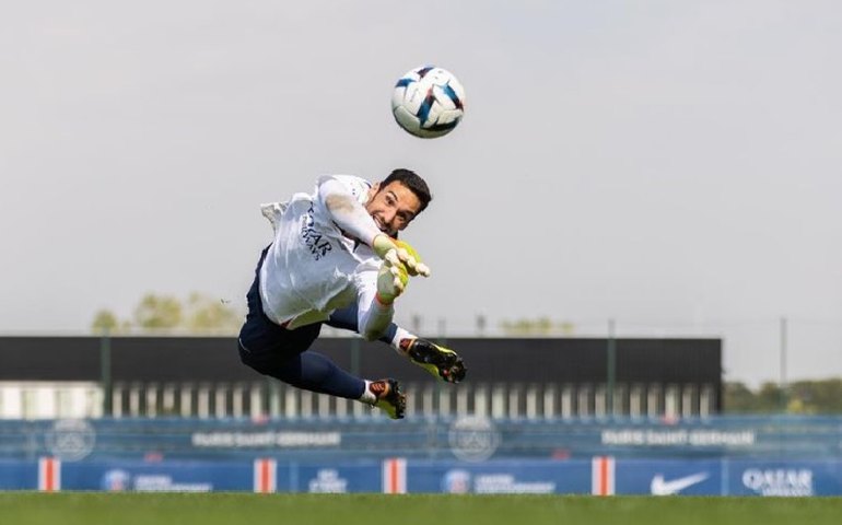 Sergio Rico, goleiro do PSG, tem estado de sedação retirado após acidente com cavalo