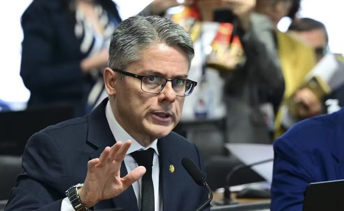 Senador Alessandro Vieira durante CCJ para votar parecer contrário à PEC da Blindagem