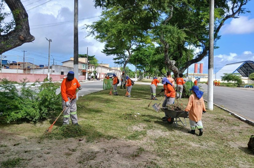 Limpeza Urbana realiza mutirão de manutenção com apoio das equipes do Projeto Praça é Massa