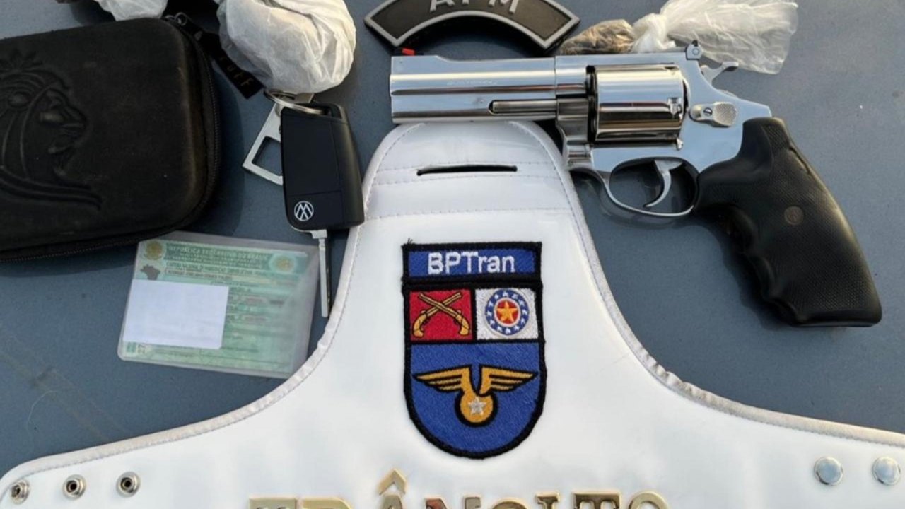 Operação do Batalhão de Trânsito apreende arma de fogo e drogas em operação na Rota do Mar