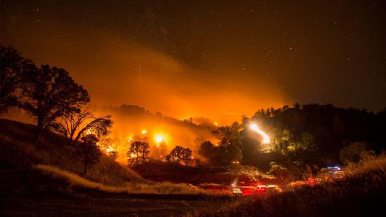 Incêndios levam à retirada de mais de 13 mil pessoas da Califórnia