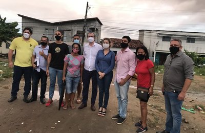 Gaby Ronalsa e secretário de Educação visitam terrenos para construção de novos Cmeis