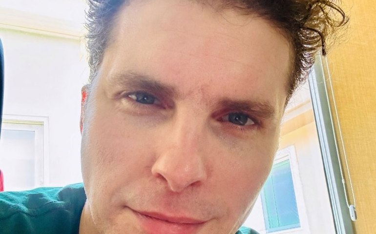 Thiago Fragoso diz não conseguir personagens na TV por ser homem 'branco e hétero'