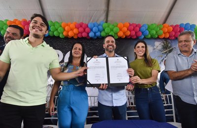 Governador assina ordens de serviço para construção de creches CRIA e pavimentação de ruas no Benedito Bentes