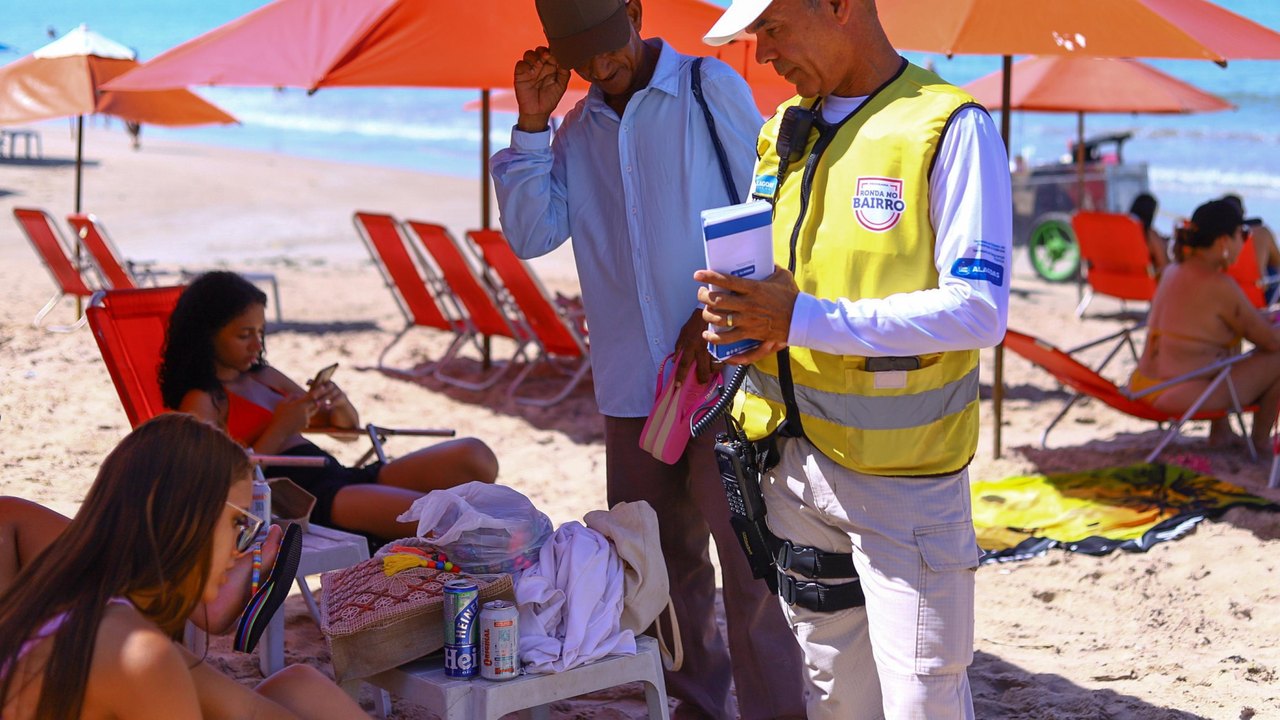 Ronda no Bairro comemora Dia Mundial do Turista com panfletagem na orla de Maceió