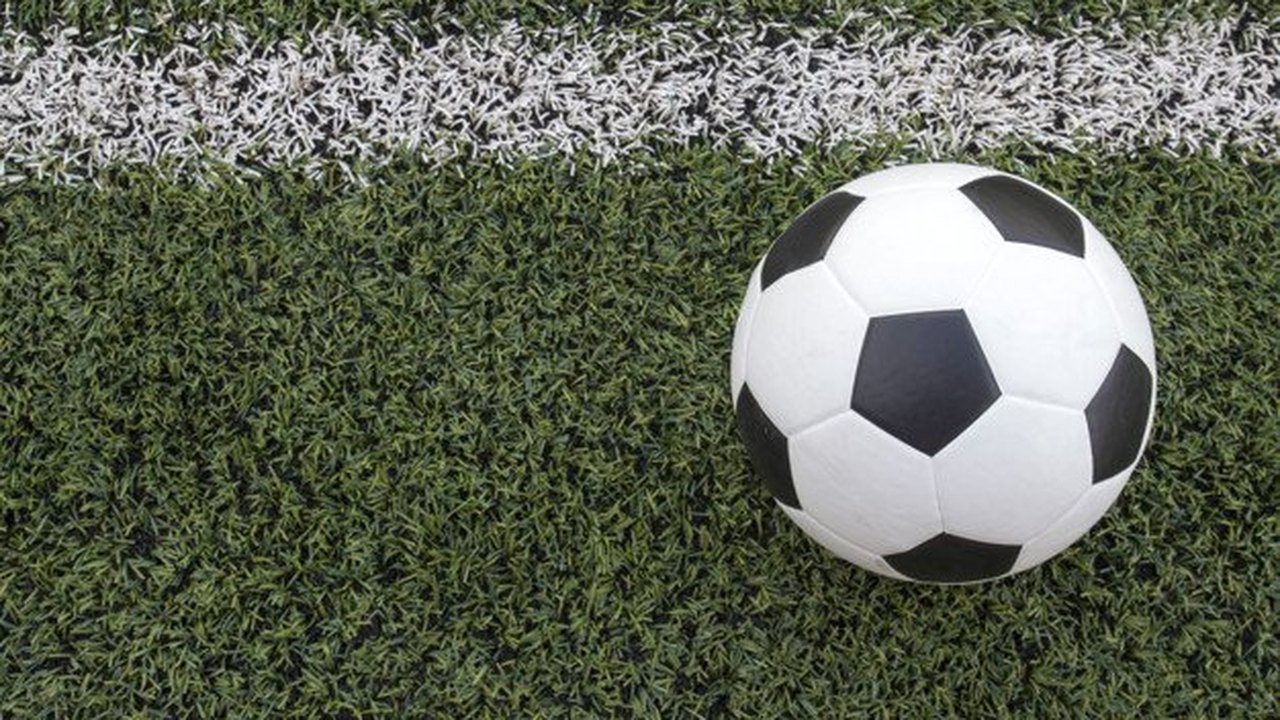 Futebol sul-coreano volta com gritos de torcida em caixas de som e faixa de apoio