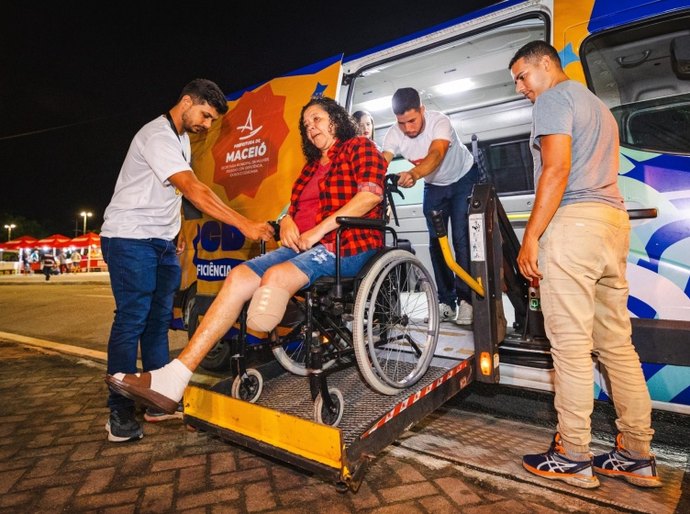 Prefeitura de Maceió disponibiliza transporte adaptado para pessoas com deficiência durante Verão Massayó