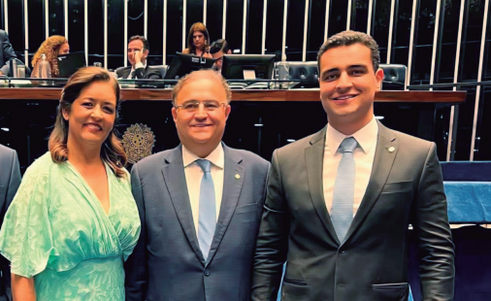 JHC com o pai e a mãe quando ela assumiu o Senado