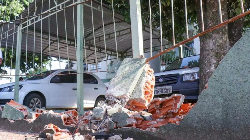 Preso em flagrante: motorista bêbado invade muro de condomínio