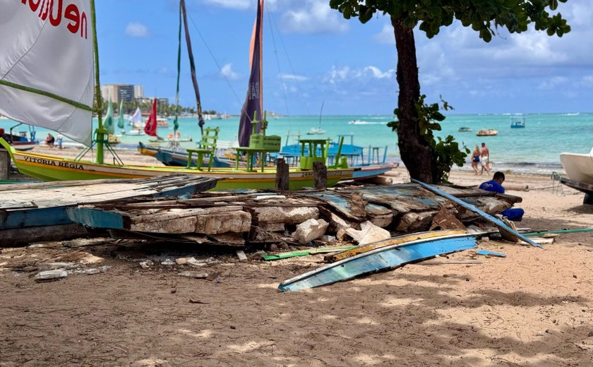 Jangadas abandonadas na orla marítima serão removidas pela Guarda Municipal