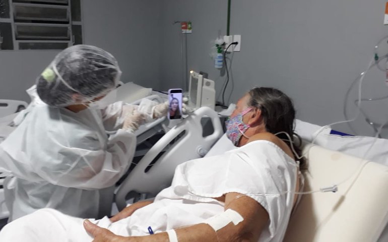Pacientes do Hospital de Campanha de Arapiraca interagem com familiares