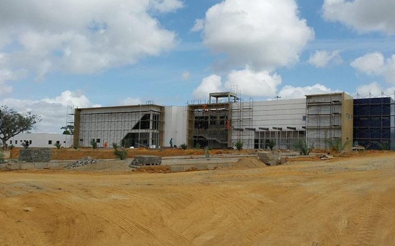 Encapuzados levam equipamentos da obra do Hospital do Médio Sertão, em Palmeira dos Índios