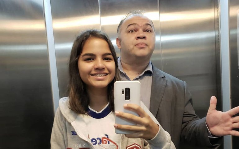 Família busca cartas que pai, fã dos Beatles, deixou para a filha em discos