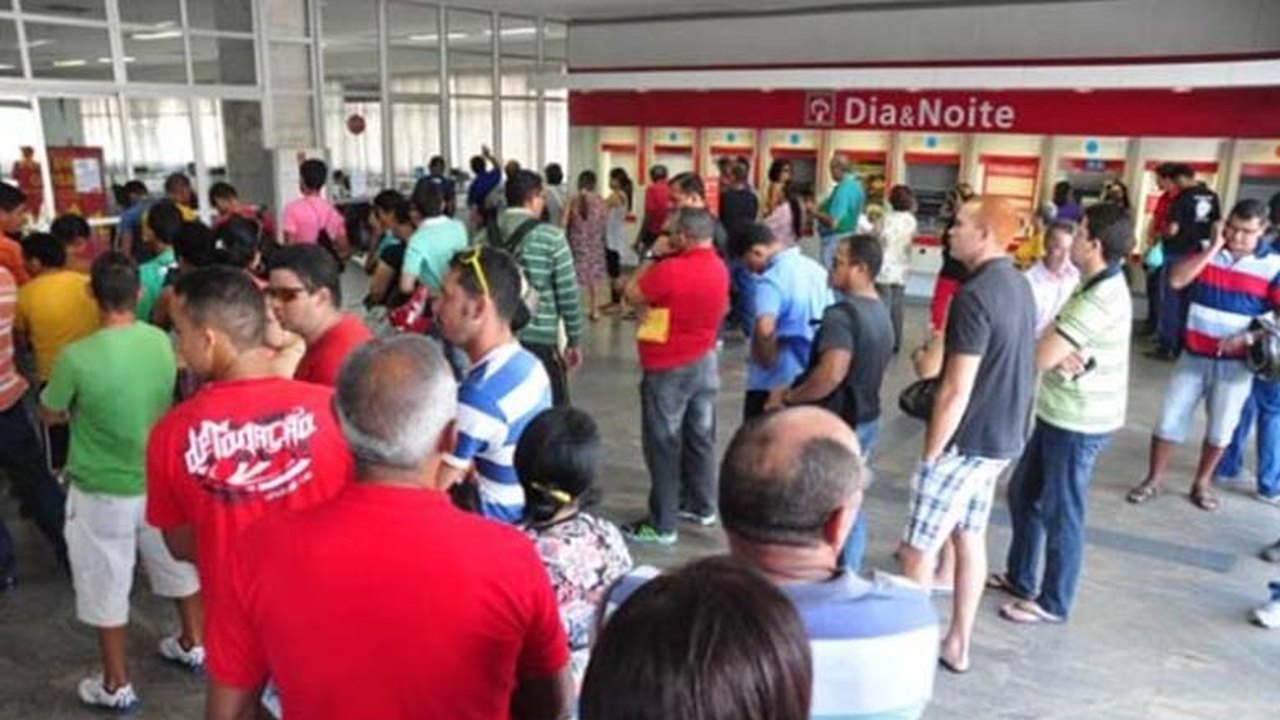 Procon-AL orienta consumidores sobre o tempo de espera em filas de banco