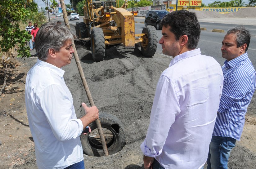Aproveitamento de asfalto: prefeito Rui Palmeira vistoria obra na Serraria