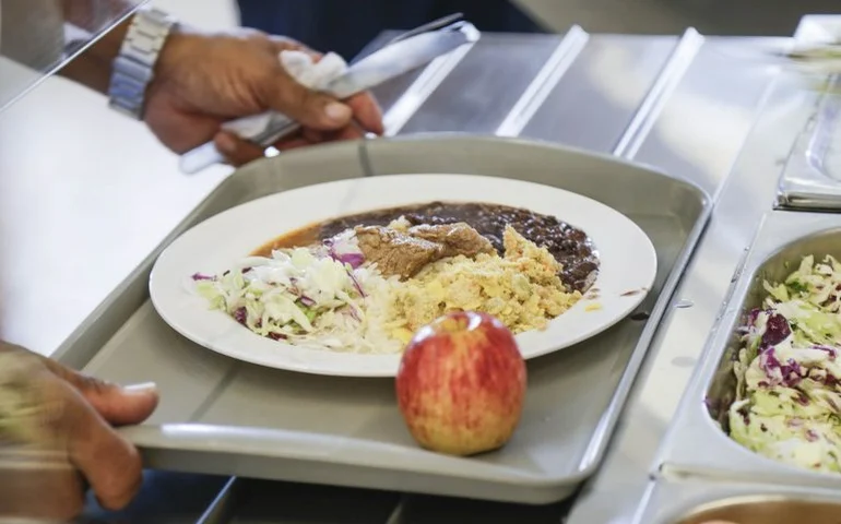Projeto torna obrigatória licitação nos contratos do Programa Cozinha Solidária