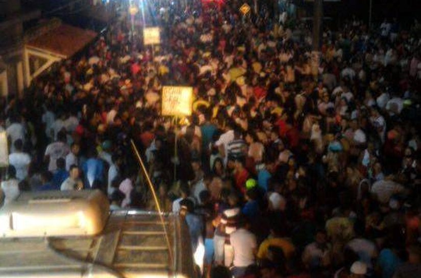 Famílias e turistas brindam o ano novo com grande festa na orla de Maragogi