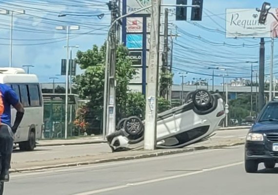 Carro capota em frente a shopping no bairro do Benedito Bentes; veja vídeo