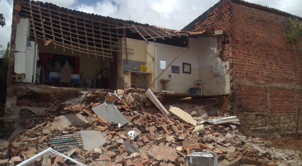 Casa desmorona e deixa quatro pessoas feridas em Aracaju