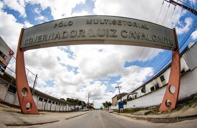 Obra interdita trânsito na avenida principal do Distrito Industrial
