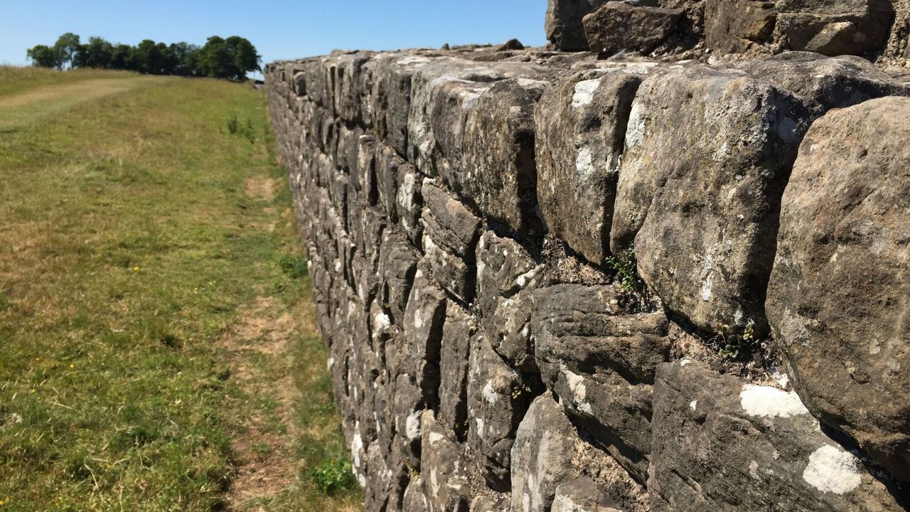 Escultura de espírito guardião romano desenterrada no forte de Vindolanda na Inglaterra