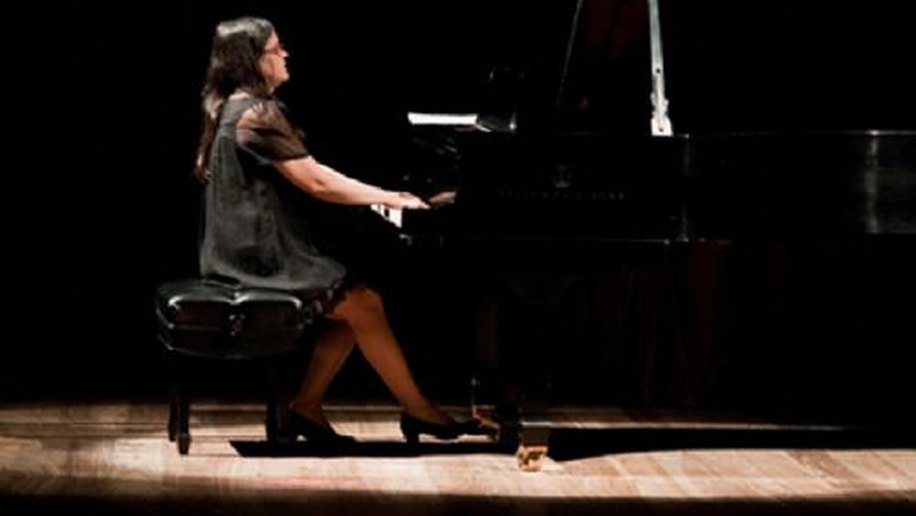 Pianista pernambucana se apresenta no 'Concerto aos Domingos'