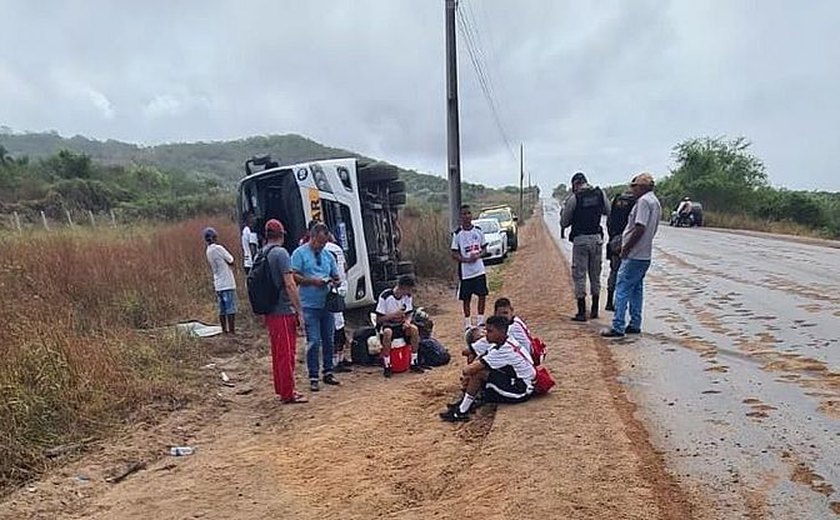 Veículo com time de futebol adolescente capota em São José da Tapera