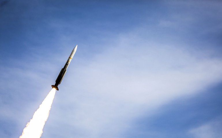 Irã apresenta novo míssil balístico com um alcance de 1.700 km e ogiva de alta precisão (VÍDEO)