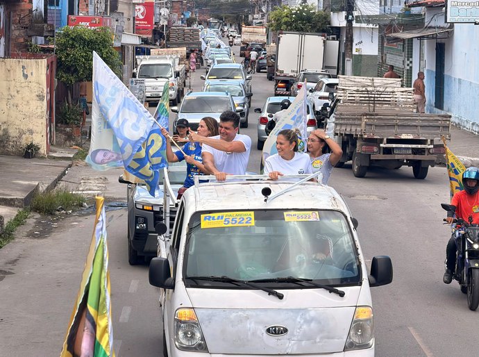 Rui Palmeira é recebido com carinho pelos moradores durante caravana no Vergel