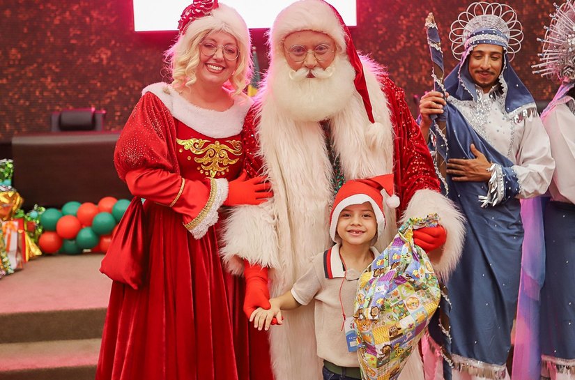 Crianças da rede estadual ganham brinquedos do projeto Natal Solidário