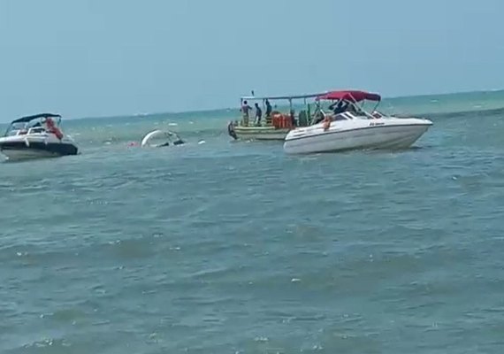 Lancha com turistas afunda na praia de Maragogi