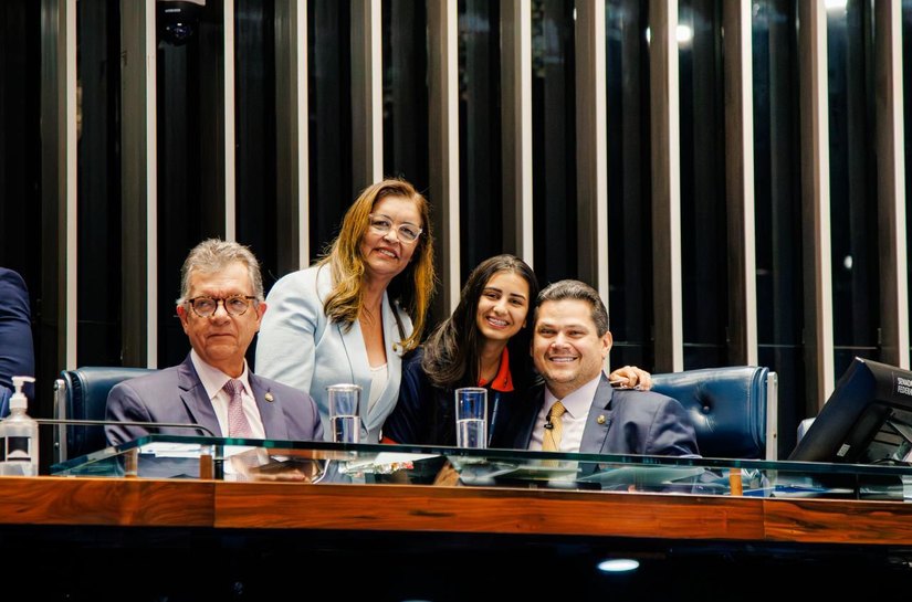 Senadora Dra. Eudócia leva aluna vencedora do concurso Jovem Senador para conhecer o presidente do Senado, senador Davi Alcolumbre