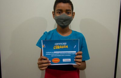 Primeira criança santanense a se vacinar contra Covid-19 deixa recado para coleguinhas: ‘vacina não dói’