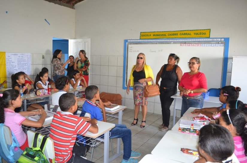 Nova secretária de Educação visita escolas e creches de Cajueiro