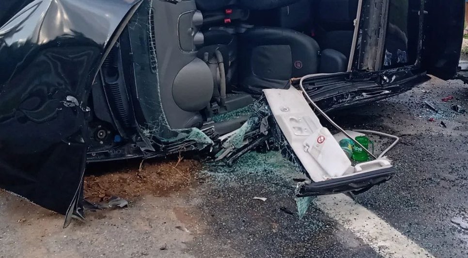 Carro capota e deixa motorista preso às ferragens em Aracaju