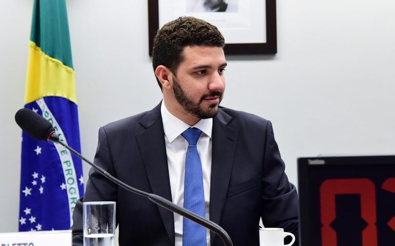 Comissão aprova projeto que eleva peso total permitido para veículos que exigem habilitação B