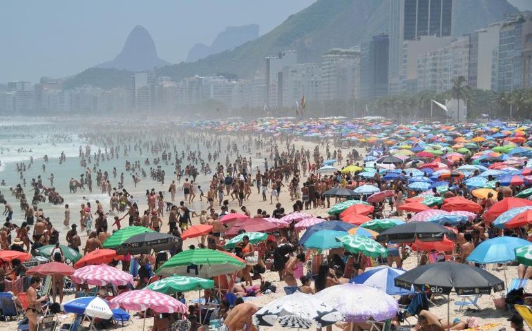 Vídeo de mulher colocando jabuti em balanço de parquinho em Copacabana divide opiniões