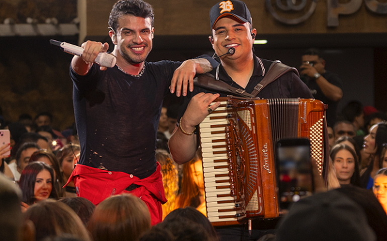 Avine Vinny lança “Aceita Que Me Ama” com participação de Tarcísio do Acordeon