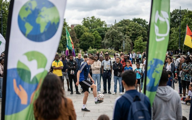 Campanha busca recorde mundial de embaixadinhas para alertar sobre efeitos da crise climática no futebol