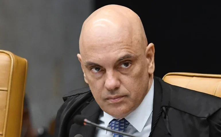Moraes determina que Defensoria Pública faça defesa de Eduardo Bolsonaro
