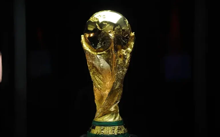 Taça da Copa do Mundo é exposta em São Paulo sob forte esquema de segurança