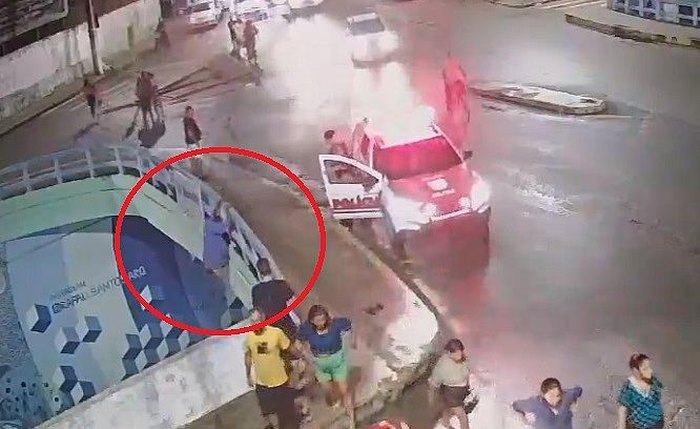 Vídeo mostra momento em que homem se pendura para tentar escapar Vídeo mostra momento em que homem se pendura para tentar escapar