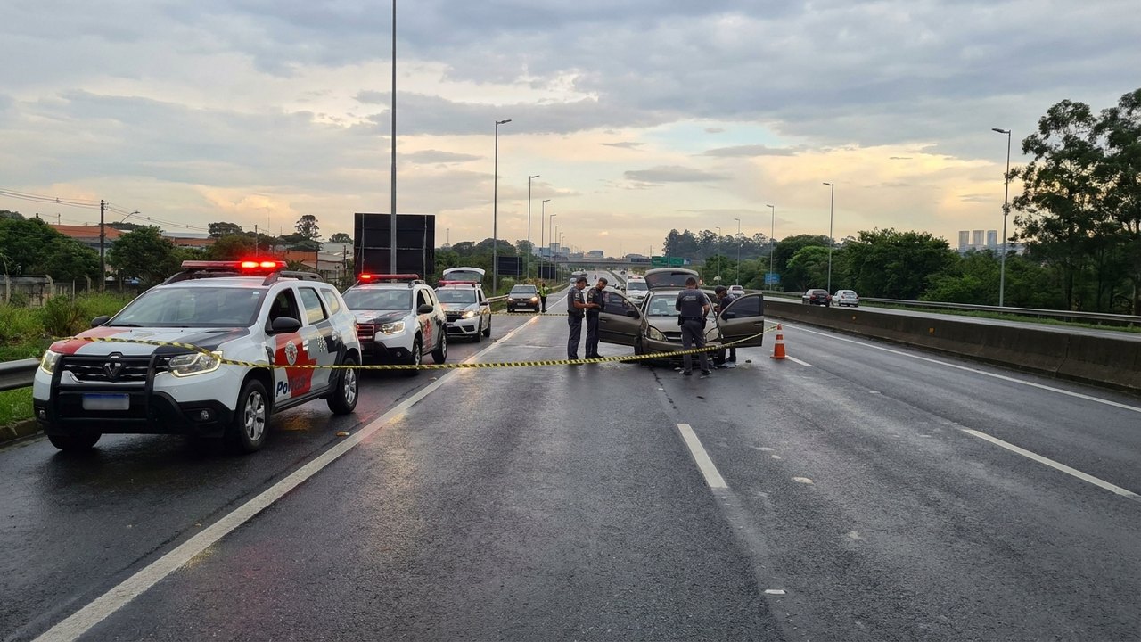 Suspeito de roubo de veículos morre após troca de tiros com PMs no Rodoanel, em Osasco