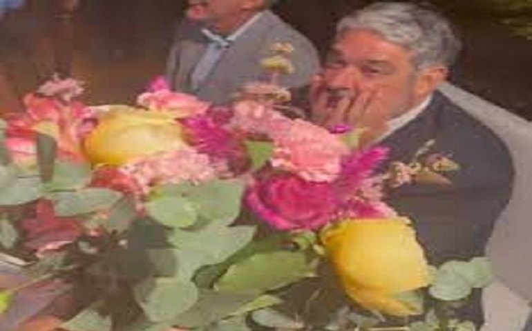 Filha de William Bonner mostra ele &#8216;nervoso&#8217; ao vê-la com buquê de noiva